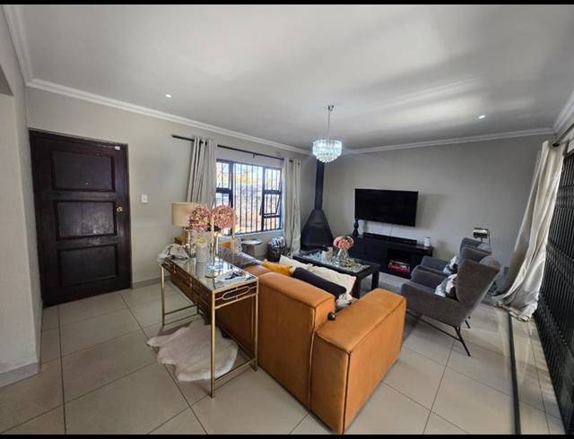 5 BEDROOM PROPERTY TO RENT IN WELTEVREDEN PARK
